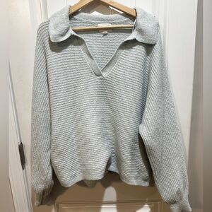 Elegant Light Gray V-Neck Sweater